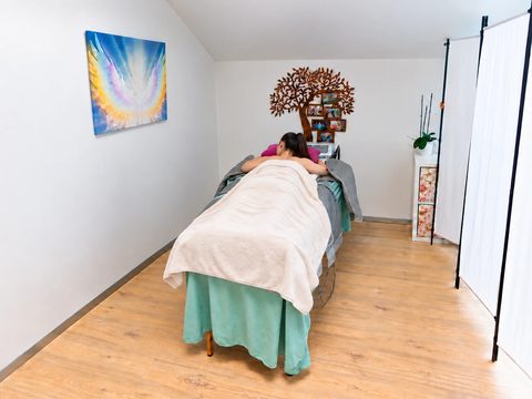 Klientka při přístrojové lymfodrenáži na lehátku